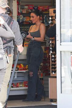 Kim K Jeans Outfit, Kim Kardashian Wide Leg Jeans, Kim Kardashian Inspired Outfits, Kim K Inspired Outfits, Kim K Jeans, Kim Kardashian Jeans Outfit, Kim Kardashian 2024 Outfits, Bowling Outfit Black Women