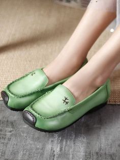 Upper Material: Cowhide/Calf Sole Material: Rubber Heels: Flat Toe: Round Toe Closure Type: Slip-On Gender: Female Lining Material: Pigskin Heel Height: 1cm Season: Summer Weight: 950 gram #greenshoes #leather #Gommino #flats Comfortable Leather Shoes For Spring, Spring Flat Loafers With Stitched Sole, Casual Green Flats With Flat Heel, Green Loafers With Round Toe For Summer, Casual Green Slip-on Flats, Green Summer Loafers With Round Toe, Green Slip-on Casual Flats, Spring Leather Shoes With Flat Sole, Summer Loafers With Rubber Sole