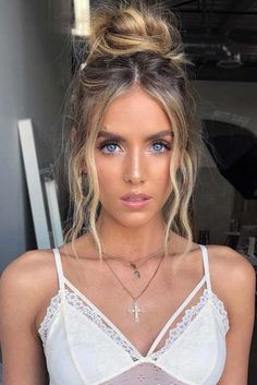 Everyday Half Up Half Down Hair Simple Easy Hairstyles, Style Ideas For Long Hair, Trendy Hair Updos, Trendy Updos For Long Hair, Trending Updo Hairstyles, Hippie Updo, Tight Updo Hairstyles, Messy Cute Hairstyles, Jazz Hairstyles