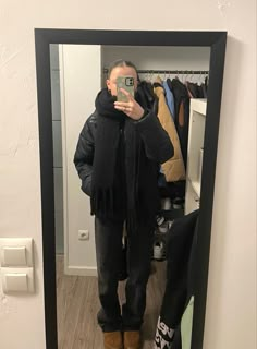 Scarf Inspo Outfit, Winter Blouse Outfit, Winter Fits Scarf, Oversize Scarf Outfit, Chunky Scarf Outfit Aesthetic, Scarf And Jacket Outfit, Chunky Winter Scarf, Black Scarf Outfit Winter, Outfits With Scarves Aesthetic