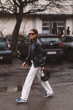 Vinter Mode Outfits, Berlin Fashion Street, White Jeans Winter, Copenhagen Street Style, Look Jean, White Jeans Outfit, Street Tacos, Scandinavian Fashion, Copenhagen Style