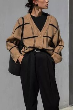 00s Mode, Academia Outfits, Plaid Cardigan, Brown Cardigan, Black Handbag, Cardigan Black, Black Trousers, Professional Outfits