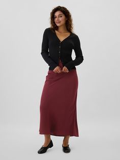 Satin Midi Slip Skirt Relaxed Viscose Skirt For Fall, Fall Rayon Relaxed Skirt, Relaxed Rayon Skirt For Fall, Fall Relaxed Rayon Skirt, Fall Rayon Lined Skirt, Casual Rayon Maxi Skirt, Casual Long Viscose Skirt, Black Slip Skirt Outfit, Black Slip Skirt