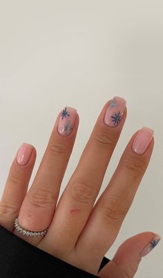 Short Xmas Nails Simple, Christmas Nail Art Designs Snowflakes, Blue Christmas Nails Short, Snowflake Nails Simple, Christmas Nail Ideas Holiday, Cute Christmas Nails Short, Winter Short Nails, Christmas Nails Snowflake, Short Christmas Nail Designs