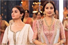 'Kalank' Song 'Ghar More Pardesiya' is a thrilling Dance Off Between Madhuri Dixit and Alia Bhatt... Watch in youtube: https://www.youtube.com/watch… #kalank #gharmorepardesiya #madhuridixit #aliabhatt Ghar More Pardesiya Dress, Kalank Costumes, Kalank Song, Artis India, Amazon Prime Movies, Alia And Varun, Romantic Dance, Sushmita Sen, Prime Movies