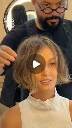 55K views · 4.4K likes | Sandro  Dessou on Instagram: "VOCÊ TEM MEDO DE CORTAR O CABELO?  SIGA 👇🏻HAIR  @sandrodessou   @oessehair COMO EU AMO ESSE LUGAR" Short Updo, Lob Hair, Short Hair Waves, Blonde Bob Hairstyles, Lob Hairstyle, Hair Medium, Brown Blonde Hair, Brown Blonde, April 6