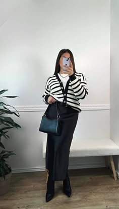 Le Cardigan Col V Rayé Blanc et Noir Cardigan Business Casual, V Cardigan Outfit, Classy Cardigan Outfit, Black And White Cardigan, Black And White Cardigan Outfit, Black Cardigan Outfit Work, V Neck Cardigan Outfit, Cardigan And Skirt Outfit