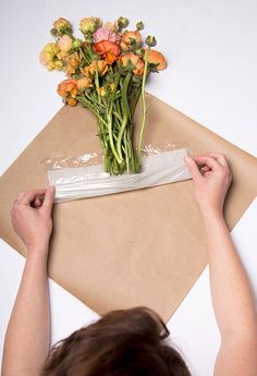 Wrap A Bouquet, Wrap Flowers, Brown Paper Wrapping, Arranging Flowers, Diy Flores, How To Wrap, Bouquet Preservation, Cut Flower Garden