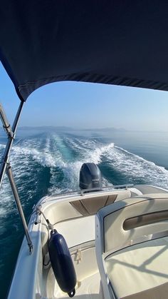 the back end of a boat traveling through the ocean