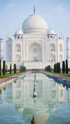 the tajwa is one of the most beautiful buildings in the world it's white marble