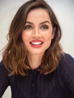 Bob Haircuts For Women Dark Hair, Lob Haircut Fine Wavy Hair, Long Professional Hair, Celebrity Hairstyles 2023, Medium Length Hair Side Part, Middle Part Haircut With Layers, Long Bob Side Part, Aubrey Plaza Hair, Collar Length Hair