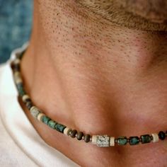 ●Le collier pour homme en turquoises d'Afrique naturelle est fabriqué avec des perles de turquoise, de jaspe et de howlite véritables de haute qualité. Ce collier ras de cou pour homme bohème présente différentes formes et différents types de perles de pierres semi-précieuses. Il est conçu pour les hommes et sera un cadeau parfait pour votre frère, votre père, votre meilleur ami, votre partenaire ou vous-même. ●Le collier s'adaptera parfaitement à toutes vos tenues décontractées et il égaiera ce Men’s Jade Necklace, Boho Men Jewelry, Crystal Necklace For Men, Mens Jewelry Diy Handmade, Handmade Necklace For Men, Crystal Necklace Men, Men Beads Necklace, Jewelry Men Necklace, Men Beaded Necklace Ideas