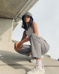 Gen Z Casual Street Style - Minimal. / Visual. Bucket Hat Street Style, Photographie Portrait Inspiration, 사진 촬영 포즈, Homewear Fashion, Foto Tips, Fashion Photography Poses, Model Poses Photography, Foto Poses, Photography Poses Women