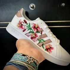 Painted Adidas, Adidas Custom, Adidas Floral, Key Art, Adidas Fashion, Sneakers Addict, Painted Clothes