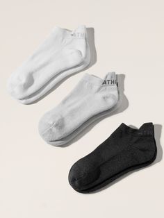 FOR: Life on and off the mat FEEL: Sleek fabric with supportive compression FAVE: Compressive construction at arch Fitted next to the body S/M = 4-6.5 M/L = 7-9.5. Comfortable White Yoga Socks, Athleisure Stretch Anti-odor Socks, Stretch Anti-odor Athleisure Socks, Sporty Stretch Socks With Arch Support, Anti-odor Stretch Socks For Athleisure, Athleisure Stretch Socks With Arch Support, Sporty Stretch Lightweight Socks, Stretch No-show Socks For Athleisure, Go-dry Stretch Athleisure Socks