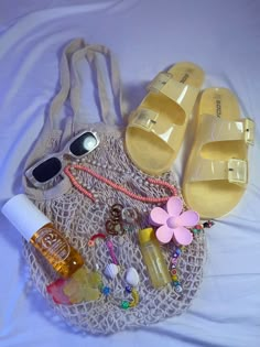 Summer Aesthetic Products, Summer Outfits Women Aesthetic, Summer Accessories Aesthetic, Beach Assesories, Summer Essentials Aesthetic, Beach Essentials Aesthetic, What To Bring To The Beach, Beachy Products, Girly Summer Aesthetic