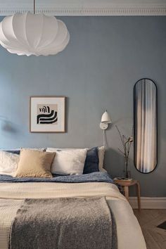 Masculine Bedroom Decor 2024: Best Tips for a Man's Retreat 7 Baby Blue Bedrooms, Garden Hideaway, Light Blue Bedroom, Blue Bedroom Walls, Beige Room, Cozy Bedrooms, Coco Lapine Design, Light Blue Walls