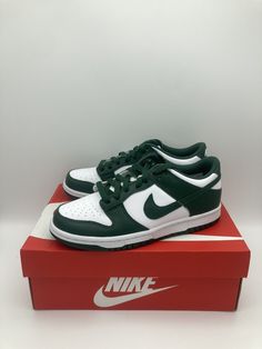 Nike Dunk Low (GS) "Michigan State Green" Style Code: CW1590-102 Achtung: Der Karton der Größe 36,5 ist beschädigt, für Bilder schreiben Sie uns gerne eine Nachricht. Neu, ungetragen & originalverpackt kostenfreier Versand innerhalb Deutschlands! auf Lager & versandbereit nach Eingang der Bestellung werden die Sneaker innerhalb von 24h verpackt und verlassen das Lager anschließend schnellstmöglich! ------------- Bei Fragen zum Artikel oder anderweitigen Anliegen stehen wir Ihnen selbstverständli Nike Dunk Low Outfit Men, Nike Dunk Low Medium Olive, Nike Dunk Low Outfit Woman, Nike Dunk Low Outfit, Olive Style, Jacquemus Bag, Cargo Khaki, Basketball Sneakers, Mens Khakis