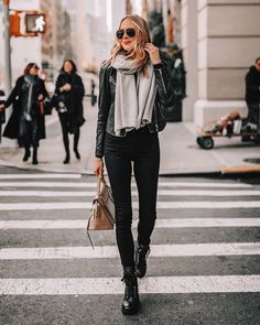 What To Wear With Black Jeans - Cleo Madison Black Combat Boots Outfit, Chanel Combat Boots, Boots Chanel, Black Leather Jacket Outfit, Combat Boot Outfits, Casual Friday Outfit, Combat Boot Outfit, Look Grunge, Converse Outfits