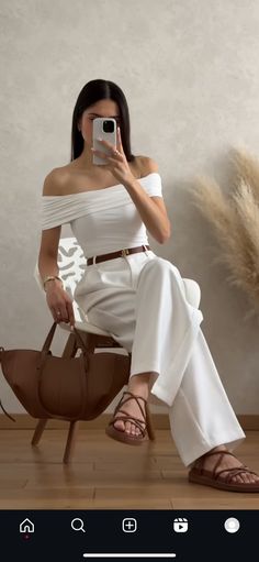 Off White Pants Outfit, Outfit Elegantes, Elegant Outfit Classy, Look Formal, Business Casual Outfits For Work, Casual Chic Outfit, Feminine Outfit, Fashion Design Clothes