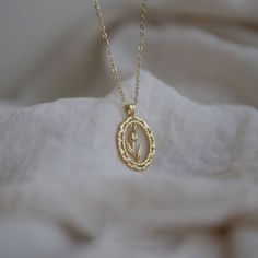 💎 Materials: 18k Gold Plated over Solid Sterling Silver Body - Hypoallergenic and Tarnish-Free 📐 Length: 40cm + 5cm extension Tulip Necklace, Wedding Ring Necklaces, Jewelry Accessories Ideas, Detailed Design, Jewelry Lookbook, Shop Engagement Rings, Jewelry Inspo, Dream Jewelry, Dainty Jewelry