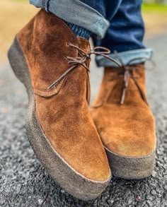 Suede Chukka Boots Men Outfit, Edc Shoes, Chukka Boots Men Outfit, Chukka Boots Outfit, Stylish Outfits For Men, Loafers Men Outfit, Mens Suede Boots, Nice Sneakers, Boots Men Outfit