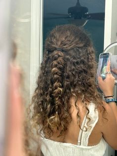 2c Curly Hair Hairstyles, Wavy And Curly Hair Hairstyles, Cute Curly Hairstyles Medium Length, 2c Hairstyles Hairdos, Wavy Hair 2c Hairstyles, Curly Hair Styles Braid, Hairstyles For 2a Hair, Chic Curly Hairstyles, Styling 2b Wavy Hair