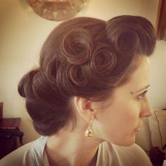 Extremely elegant hairstyle that reminds me of the Hollywood glamor of the twenties of the last century. Curled Updo Hairstyles, Cabelo Pin Up, 40s Hairstyles, Curled Updo, 1940s Hairstyles, Wedding Hairstyles Medium Length, Vintage Wedding Hair, Best Wedding Hairstyles, Pin Curls