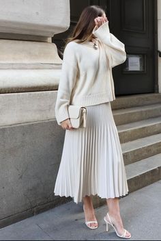 Old Money Winter, Old Money Fashion, Pleated Skirt Outfit, Money Fashion, Sweater Outfits Fall, Elegant Outfit Classy, Skandinavian Fashion, Chique Outfits, Everyday Fashion Outfits