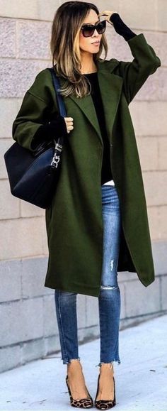 This is such a cute winter outfit idea! Check out some of the best websites for winter coats! Trenchcoat Outfit, Winter Shoe Trends, Office Closet, Best Winter Coats, Cozy Outfits, Chic Winter Outfits, Wearing Sunglasses, Outfit Jeans