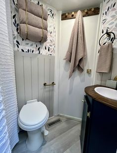 These 11 RV bathroom towel storage ideas will keep your RV cleaner, more organized, and a little better decorated! Read the list: Rv Towel Storage, Bathroom Towel Storage Ideas, Towel Storage Ideas, Camper Storage Ideas, Camper Remodel Ideas, Camper Bathroom, Rv Inspiration, Rv Decorating, Rv Redo