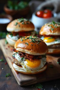 Three gourmet breakfast burgers topped with fried eggs and garnished with fresh herbs on a wooden board. Sliders Aesthetic, Hawaiian Rolls Breakfast, Brunch Essentials, Breakfast Sliders, Breakfast Slider, Halloween Breakfast, Breakfast Specials, Fast Foods, Tastemade Recipes