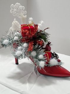 Mannequin Christmas Tree, Pink Christmas Wreath, Christmas Gifts To Make, Womens Group, Christmas Shoes, Christmas Floral Arrangements, Christmas Decor Inspiration, Floral Arrangements Diy