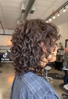 Perm Highlighted Hair, Curly Layered Mullet, Masculine Curly Haircut For Women, 2c Shag Haircut, Short Shaggy Haircuts Curly, Curly Layered Hair Short, Shag Mullet Curly Hair Short, Curly Layers Short, Layered Curly Hair Short