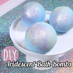 This DIY bath bomb recipe is so easy you’ll want to make it all the time. Everyone knows that homemade bath bombs are the best bath bombs, anyway. Savon Diy, Hadiah Diy, Sugar Scrub Diy, Diy Body Care, Diy Scrub