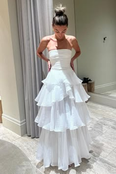 Italian Prom Dresses, Tiered Wedding Dresses, Tiered Wedding Dress, White Prom Dress Long, Light Wedding Dresses, 21th Birthday, Prom Dress Sleeveless, Tiered Prom Dress, White Evening Gowns