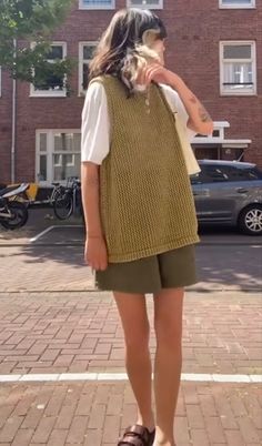 Pear Shaped Style, Speing Outfits, Sweater Vest Aesthetic, Work Outfits Fashion, Sweater Vest Dress, Edgy Work Outfits, Fall Fashion Ideas, Work Outfits Ideas, Sweater Vest Outfit