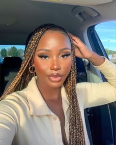 Brown Highlights Knotless Braids, Brown Blonde Braids Black Women, Colored Box Braids On Dark Skin, Black Braids With Blonde Highlights, Blonde Braids Dark Skin, Blonde Braids Black Women Dark Skin, Braid Colors, Brown Box Braids, Faux Loc