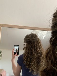 Interview Hairstyles, Highlights Curly Hair, Guts Tour, Brown Curly Hair, Curly Hair Photos, Hairdos For Curly Hair, Hair Stylies, Wavy Curly Hair, Curly Hair Inspiration