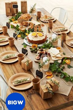 Easy Party Table Decorations, Sustainable Party Decorations, Unique Decoration Ideas, Wooden Dinner Table, Throwing A Party, Cheap Table, Lunch Party, Grill Party, Lunch Table