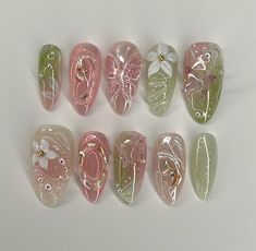 Y2k Gel X Nails, Creative Manicure Ideas, Ethereal Nail Designs, Iridescent Floral Nails, Cute Shellac Nail Ideas, Green And Pink Gel Nails, Fairy Nail Ideas, Green And Pink Nails Designs, Pink And Green Nails Design