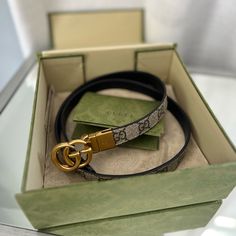 Gucci Gg Marmont Reversible Thin Belt. Beige, Ebony & Black. Like Brand New! Comes With Original Packaging Gucci Belt Outfit, Gucci Belt Sizes, Belt Outfit, Gucci Clothing, Gucci Outfits, Wide Leather Belt, Gucci Gg Marmont, Reversible Belt, Gucci Leather