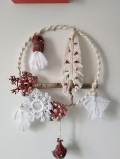 Koło 30 cm. Do wykonania wykorzystałam 20 m sznurka w kolorze czerwono zielonym i resztki które zostały z innych prac 😁 nic nie może się zmarnować Holiday Macrame, Christmas Tree Yarn, Diy Bottle Cap Crafts, Simpul Makrame, Bottle Cap Crafts, Diy Bottle, Macrame Tutorial