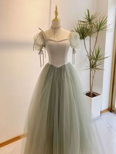 Sage Green Prom Dress, Look Gatsby, डिजाइनर कपड़े, Green Formal Dresses, Green Evening Dress, Vintage Prom, Prom Dress Inspiration, Pretty Prom Dresses, فستان سهرة