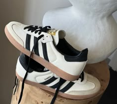 Unique Sneakers, Fashion Shoes Sneakers, Shoe Inspo, Shoe Closet, Crazy Shoes, Pretty Shoes