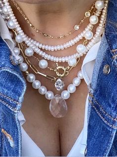 Stacked Pearl Necklace, Pearl Necklace Outfit, Long Pearl Necklace, Necklace Outfit, Long Pearl Necklaces, Effortless Fashion, Sacral Chakra, Jewelry Lookbook, Solar Plexus