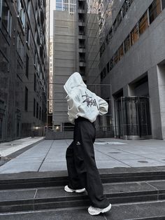 Streetwear, outfit ideas, street style, vogue, y2k , balenciaga, stussy , oversized, downtown Chicago, street people Track Outfits, Hoodies Y2k, Streetwear Photoshoot, Accessories Y2k, Stussy Hoodie, 사진 촬영 포즈, Streetwear Hoodie, Balenciaga Track