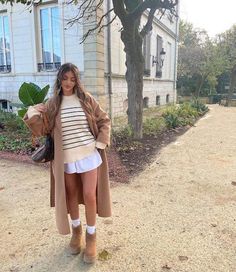 How To Wear Ugg Boots, Short Boots Outfit, How To Wear Uggs, Uggs Outfit Winter, Slipper Outfit, Mini Skirts Fashion, Ugg Mini Boots, Uggs Outfits, Outfit With Uggs