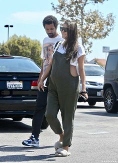 Shay Mitchell Maternity Style, Street Maternity Style, Shay Mitchell Maternity, Shay Mitchell Pregnant Style, Maturity Outfits Summer, Shay Mitchell Pregnant, Pregnant Summer Outfits, Trendy Pregnancy Outfits, Casual Pregnancy Outfits