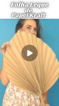 a woman holding a fan in front of her face with the words folla league de papel kraff